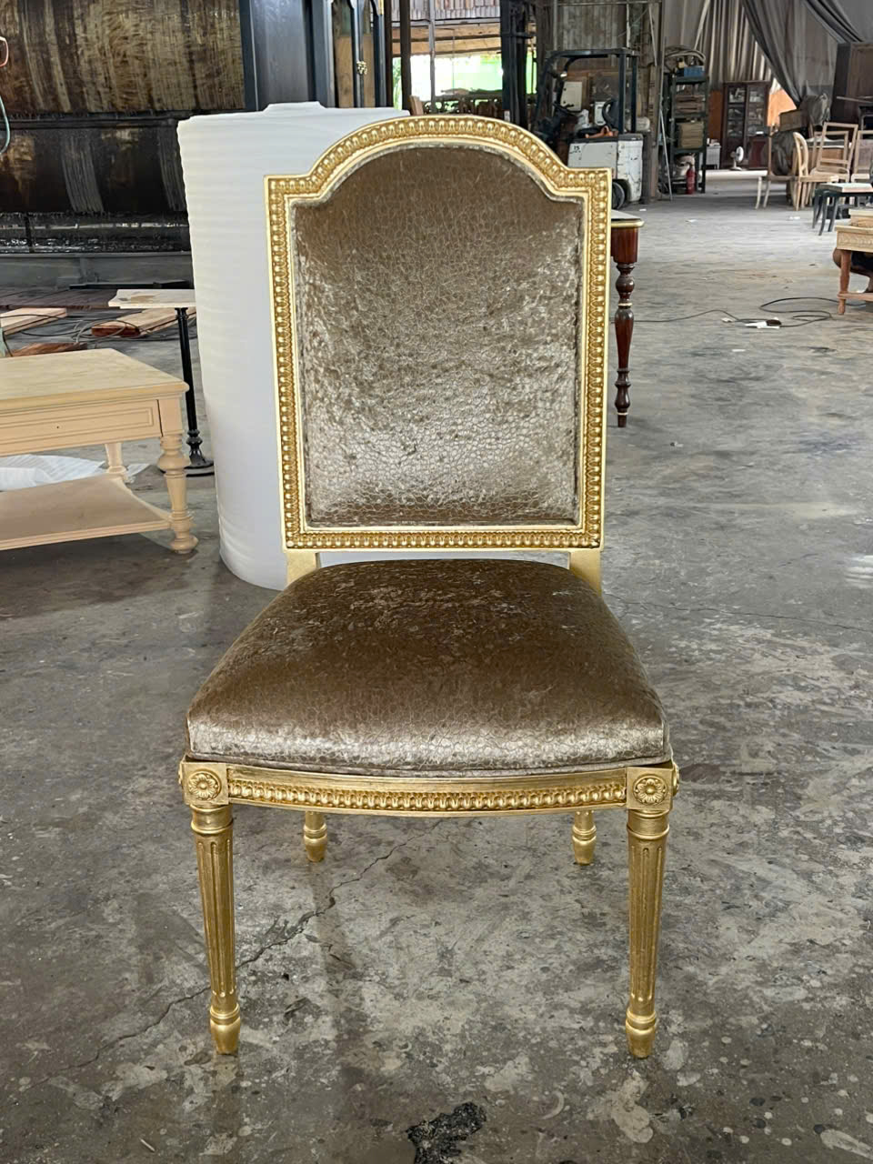 ghe-an-tan-co-dien-louis-xvi-dat-vang-boc-nhung